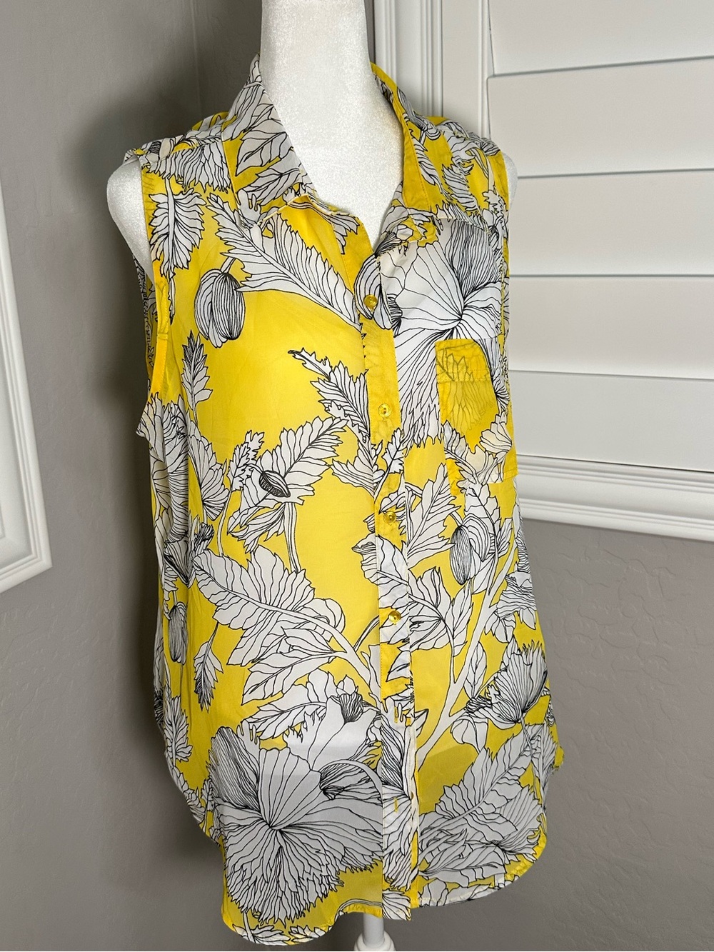 Liz Claiborne Yellow Floral Sleeveless Button-Front Top